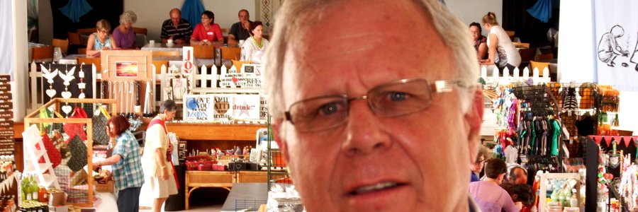 Ds Dirk van Dyk op die galery in die Pretoriussaal kort voordat hy die Kersmark hierdie week amptelik geopen het